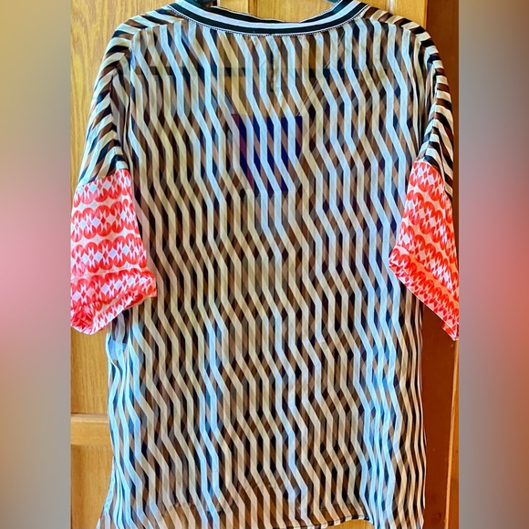 Lux lightweight silk tunic in dimensional pattern. Italian 48, US 12. - Picture 4 of 11